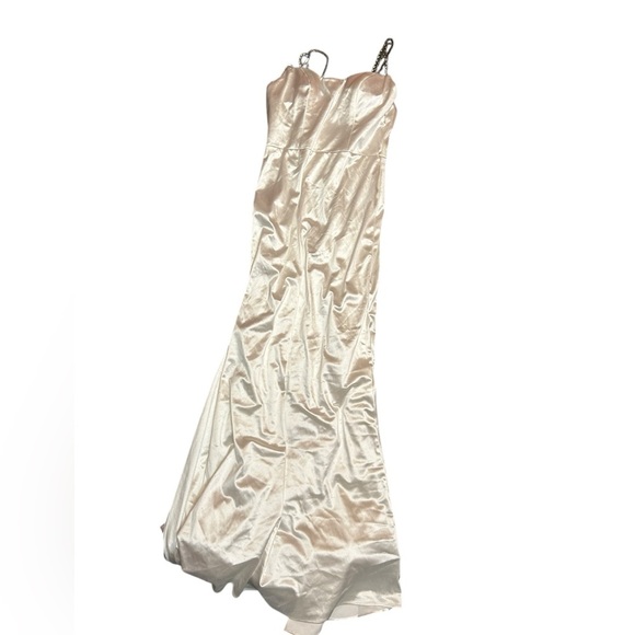 MAC DUGGAL
Rhinstone-Trim Trumpet Gown NWT Size 6 White - Picture 9 of 12